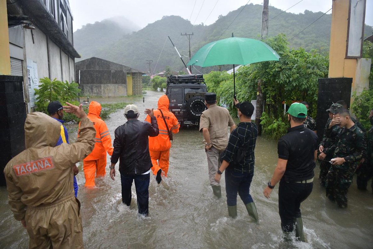 novrizal_dedi's tweet photo. #Penting !!    Untuk #Kemanusian.
Silahkan di #Share.

Untuk #Kawan2 dan #Sahabat sekalian, jika keluarga atau #warga_terdampak_BANJIR  memerlukan bantuan #darurat atau perlu #evakuasi warga.
Maka #Iangsung menghubungi #Basarnas.. 0651 33876 

#Basarnas_Aceh,  #Standbay 24 jam. https://t.co/zbrbs1x6Ub