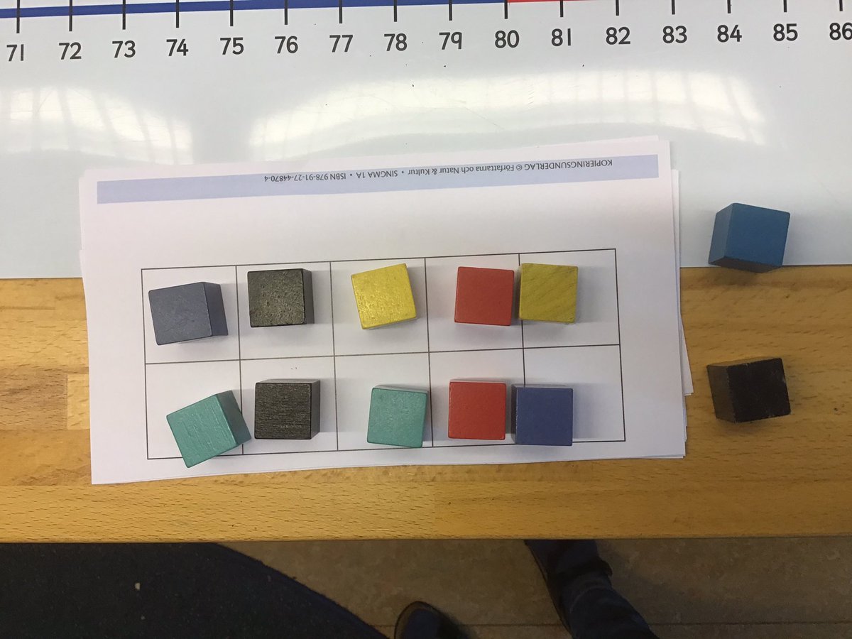 Talen till 40, tiotal och ental bearbetades i lärpar under matematiken. Att arbeta i par är en framgångsfaktor, då eleverna lär tillsammans och av varandra. Det finns också tillgång till stödmaterial i kunskapssökandet. Singma 1:3 och 1:H @stenkulaskolan