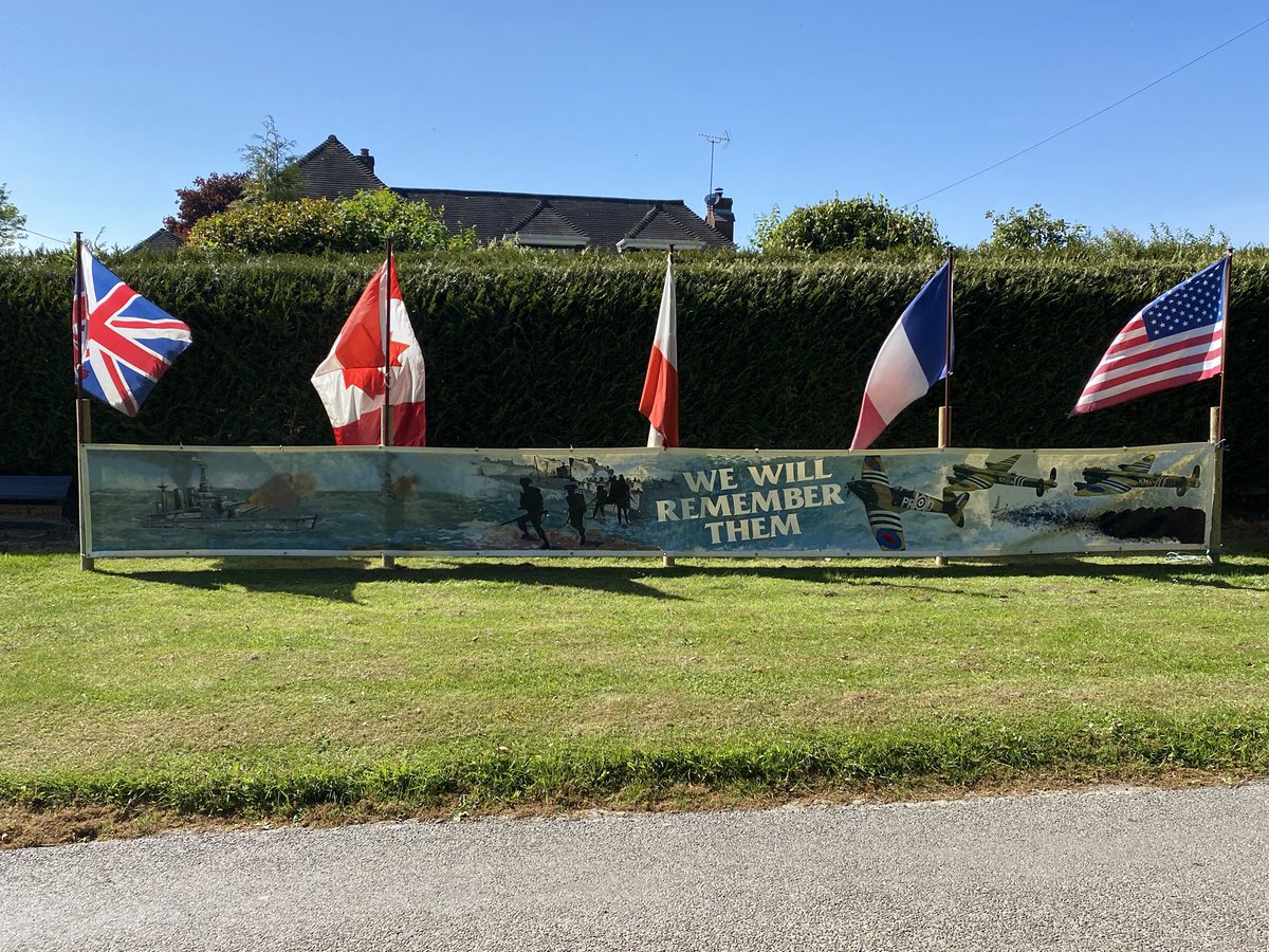 JossWhalvin1391's tweet image. Just back from a 10k walk as part of @RAFMUSEUM  #Hurricane80KChallenge and saw this outside someone’s home.  Great #VEDay effort.  Well done!