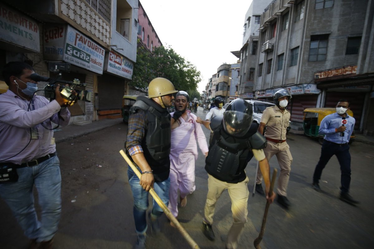 FIR in Shahpur stone pelting over police: 71 tear gas shells were lobbed, 17 accused nabbed