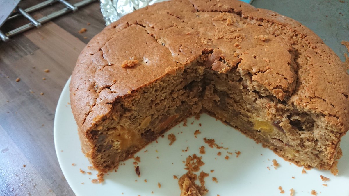 By no means perfect, but it's going down well. Churchill cake,... Now the question is.... Should we have it with a piece of cheese.....?, yeah I'm going there..... Reckless...