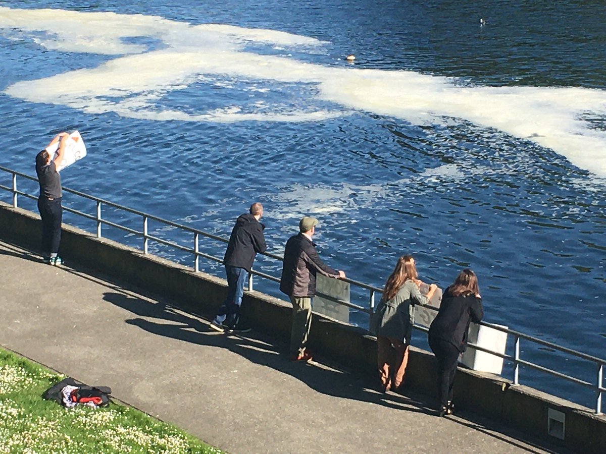 williamwilcock's tweet photo. The Thompson is entering the lock ever so slowly with crowds and the press in attendance @UWOcean @rickkeil https://t.co/KH7GXDrXrd
