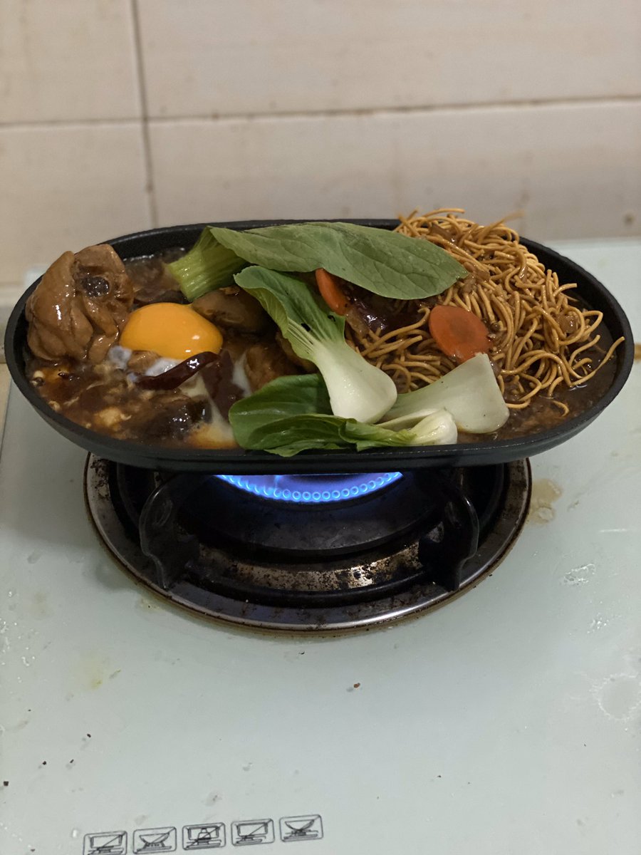 aizat147's tweet photo. Alhamdulillah YB masak sizzling yee mee ala Diva untuk menu berbuka puasa hari ini 15 Ramadan 1441 H... Kebetulan iron cast hot plate nih baru saja sampai semalam selepas sebulan menunggu dari π¨π³ ni... Pasni xyah gi Food Court Alamanda dah hohohi... #ketukketukramadhan #chefdiva https://t.co/DQuwgQ6zfX
