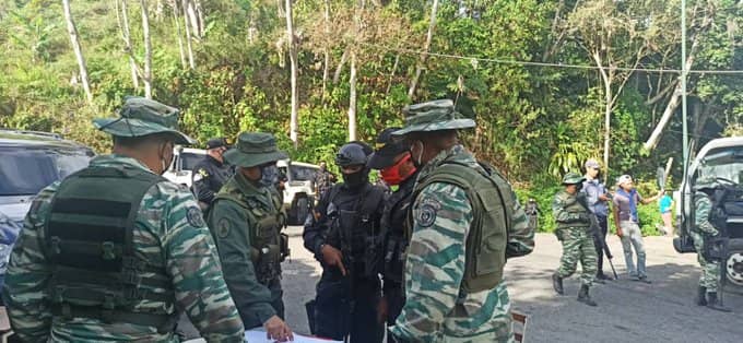 ElZulia's tweet photo. #8May continuan allanamientos y peinado por parte del narco-regimen en la Colonia Tovar @Carive15 https://t.co/qZ0ugEg5En
