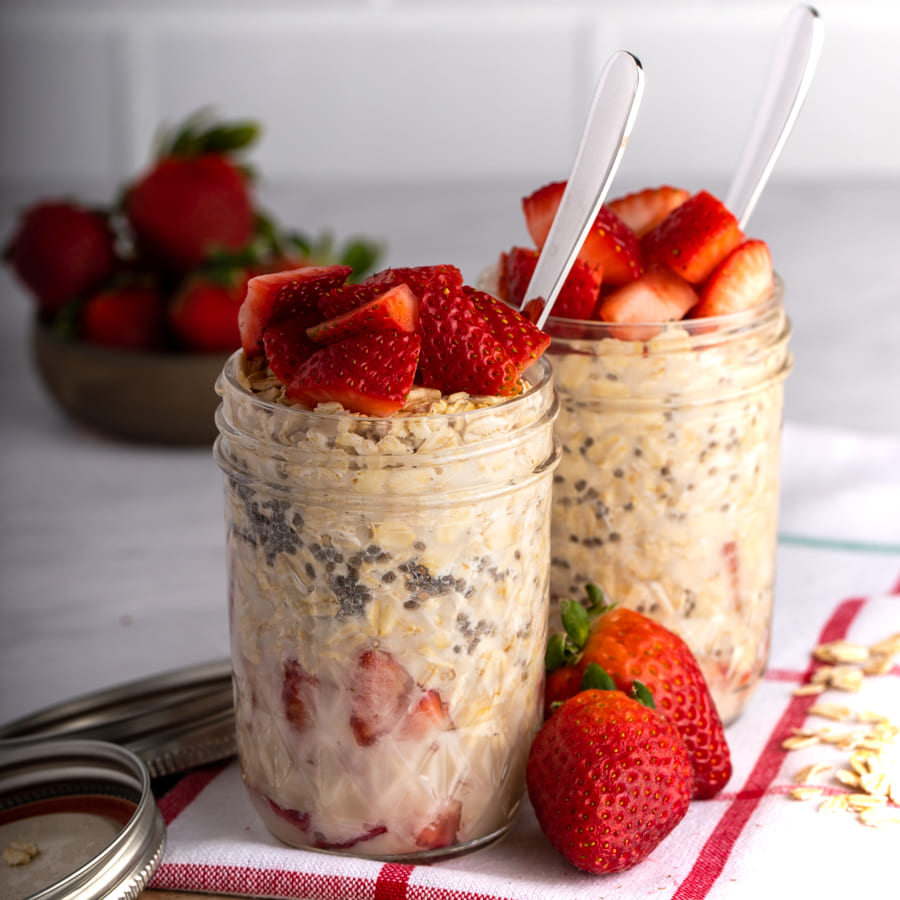 #ad Strawberry overnight oats are an easy make ahead breakfast packed with pantry staples. Oats, chia seeds, and <a href="/lovemysilk/">Silk</a> almondmilk create the base and fresh, organic strawberries add to this creamy meal. abakershouse.com/strawberry-ove…
#sponsored #LoveMySilk #PlantBasedTastesGreat