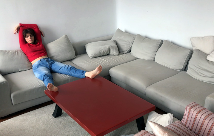 esibercine's tweet photo. El diario @el_pais estrenó hoy, en su web, de forma gratuita, #Madridinterior, de Juan Cavestany, primer largometraje español realizado durante el confinamiento y verdadero retrato del estado de ánimo en la cuarentena. La noticia y el link para verlo 👉 https://t.co/zsK6rMqeEQ https://t.co/cWhwnhQQEu