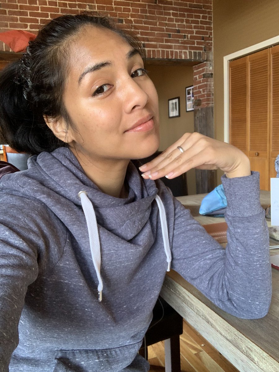 BeYourOwnMaker's tweet photo. Added #naturaloils to my skin care routine and my skin is THRIVING 🌻 https://t.co/YbQtaEcXaS