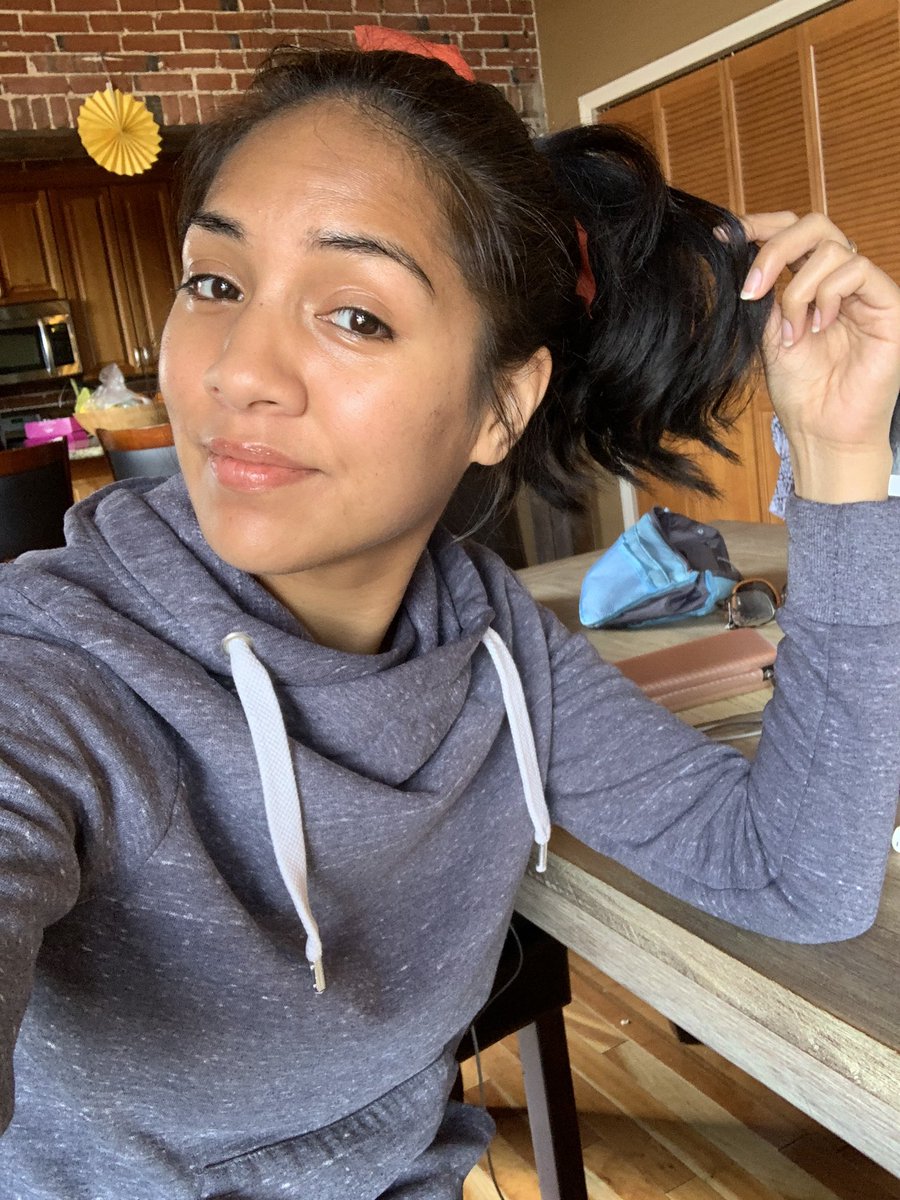 BeYourOwnMaker's tweet photo. Added #naturaloils to my skin care routine and my skin is THRIVING 🌻 https://t.co/YbQtaEcXaS