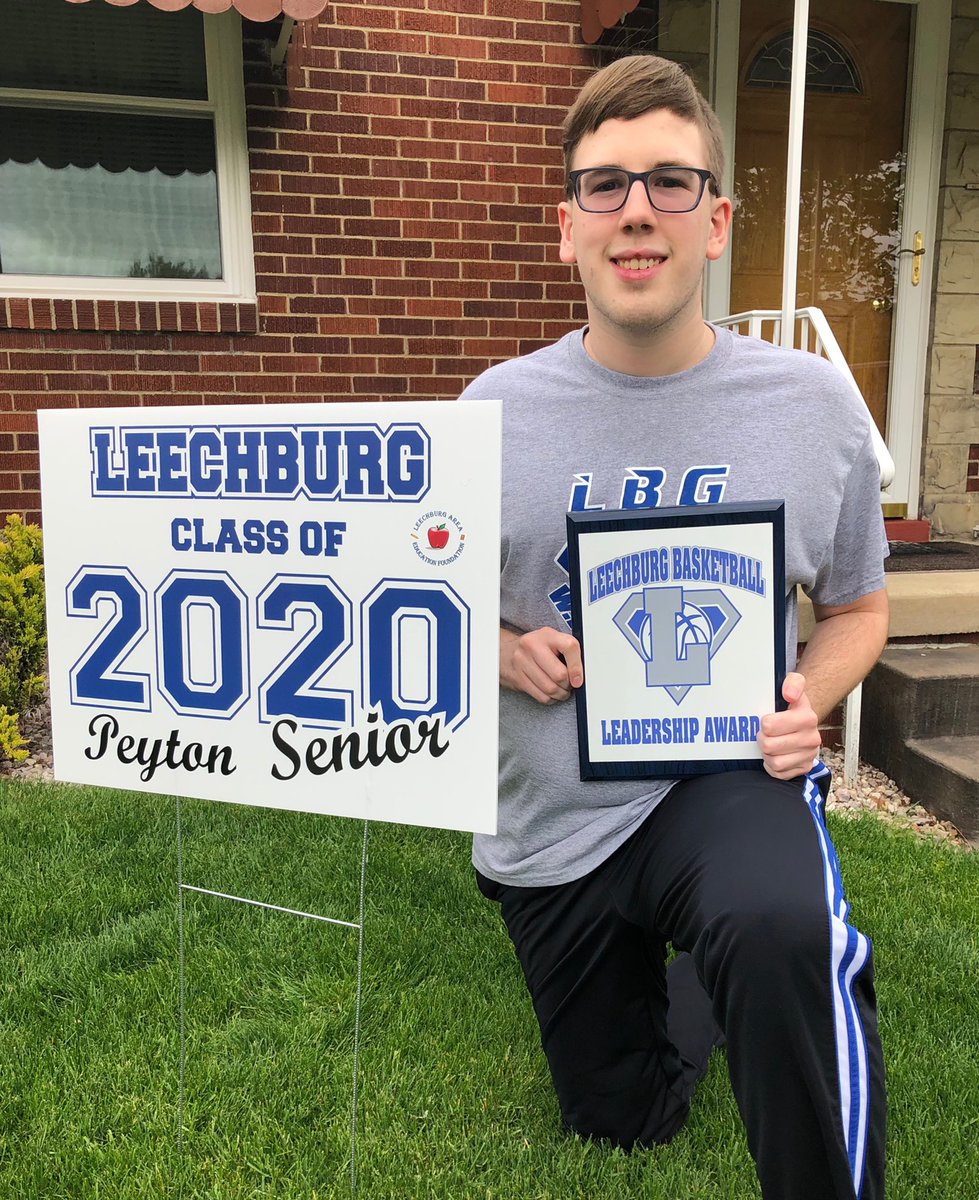 CoachD_LBG's tweet photo. Some of our Seniors with their gifted signs - and hoop awards! 

I see that i didn’t get Peyton’s sign the whole down ...

@LBGMcLovin 
@jake_blumer 
@connormotts https://t.co/jFkTFwbxhH