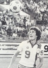Steve1T's tweet photo. #OnThisDay in 1977 – @alanwilley9 scored all 3 goals (hat-trick) for hosts #MinnesotaKicks’ 3:0 victory against #TeamHawaii, before crowd of 35,996, at Bloomington’s #MetropolitanStadium. https://t.co/4fzibAtG4L