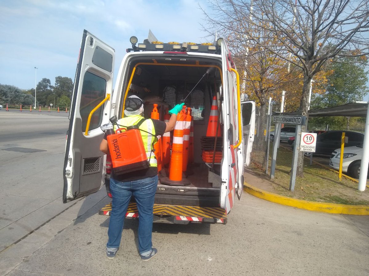 sutpapeajes's tweet photo. Desinfección, fumigación y corte de pasto para mantener los lugares de trabajo en óptimas condiciones no sólo para los compañeros que realizan tareas esenciales, sino también  para cuando se produzca la reapertura de los distintos sectores 
Más fotos 👉 https://t.co/zwnFGCfJWq https://t.co/eCyVSaktiy