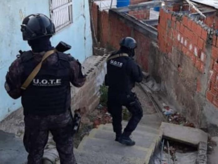ElNacionalWeb's tweet photo. El régimen madrugó en Petare para capturar al Wilexis https://t.co/kYoj9giKRQ  https://t.co/hXSUZhAceY