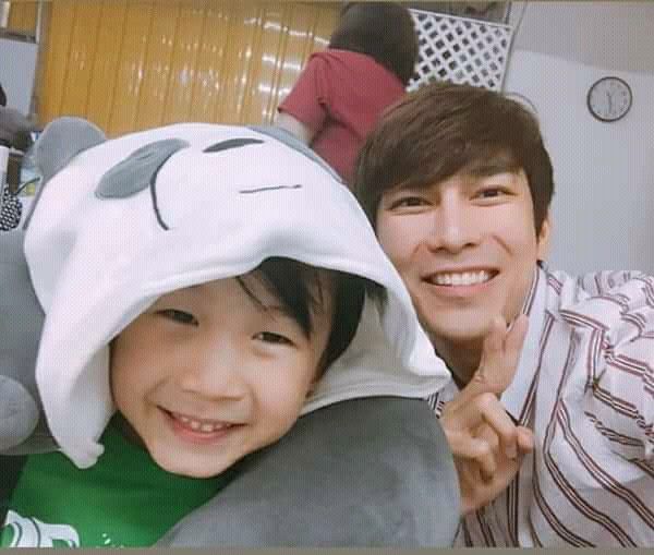 A thread: Once upon a time there was a kid  @RainRatchapon who loved to hug  @MSuppasit in such a cute and adorable way. I love the interactions between them. Let's start with selfies