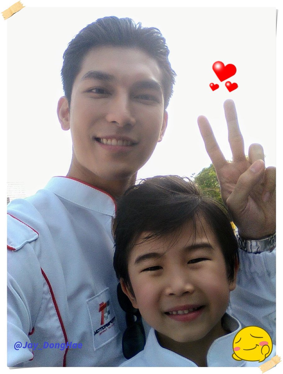 A thread: Once upon a time there was a kid  @RainRatchapon who loved to hug  @MSuppasit in such a cute and adorable way. I love the interactions between them. Let's start with selfies