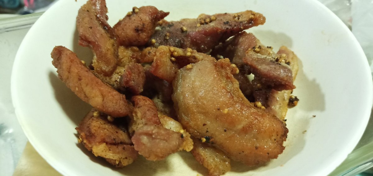 aorchuma's tweet photo. #หมูแดดเดียว ตากเต็มกระด้ง เหลือแค่นี้
พ่อหลัว : ไม่กินหรอกหมูทอดอ้วน 
ฉัน : (คิดในใจ) >> .......... หราาาา 🙄 
เกลียดตัวกินไข่ เกลียดปลาไหลกินน้ำแกง
เจอกับตัววันนี้ละ #พ่อผลัว&amp;ลูกสะใภ้🥊
#เมนูครัวทำเอง #cööknöte~♥~ https://t.co/pBUo6JPR5R