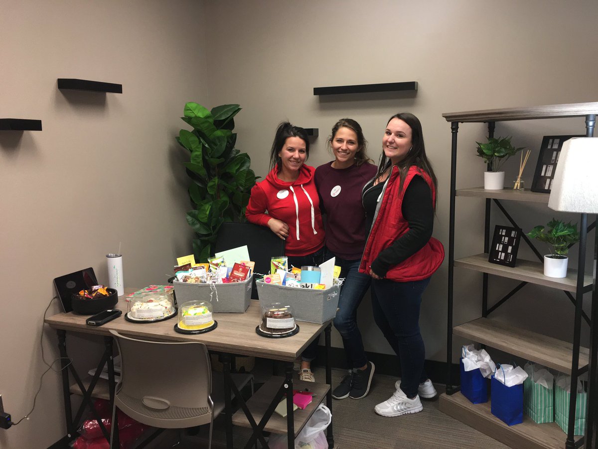 Dianka421's tweet photo. Also ... thank you to the T1249 store for putting up with all the craziness ! @DuszaPaulina  thank you for the go away gifts ! https://t.co/5IWS2PGvM9