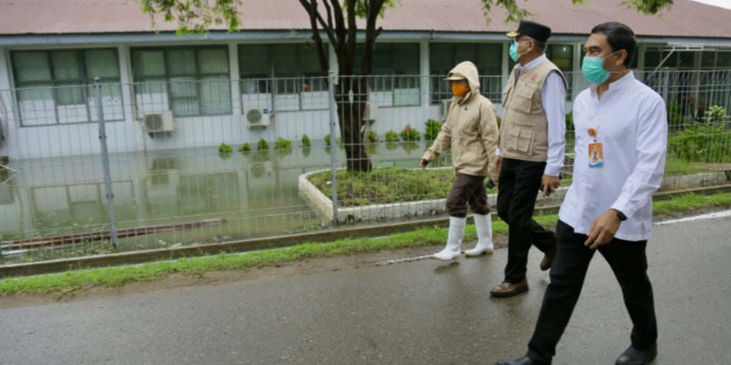 humasaceh's tweet image. Plt Gubernur Tinjau Ruang Isolasi Pasien Covid-19 yang Tergenang Banjir

Banda Aceh– Pelaksana Tugas Gubernur Aceh, Nova Iriansyah, meninjau kondisi area ruang isolasi pinere yang tergenang air akibat hujan deras yang melanda kawasan Banda Aceh,