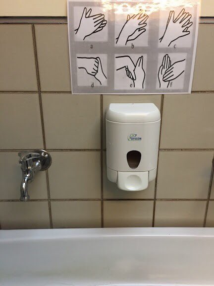violenhilversum's tweet photo. Wij zijn er klaar voor: vanaf maandag halve groepen om en om hele dagen!
Afgelopen week is er hard gewerkt door het hele team om de school zo veilig mogelijk te maken: looproutes, aangepaste start- en eindtijden en pauzes, hygiëneprotocol, enz.
Trots op mn team! https://t.co/Omyexu5bk7