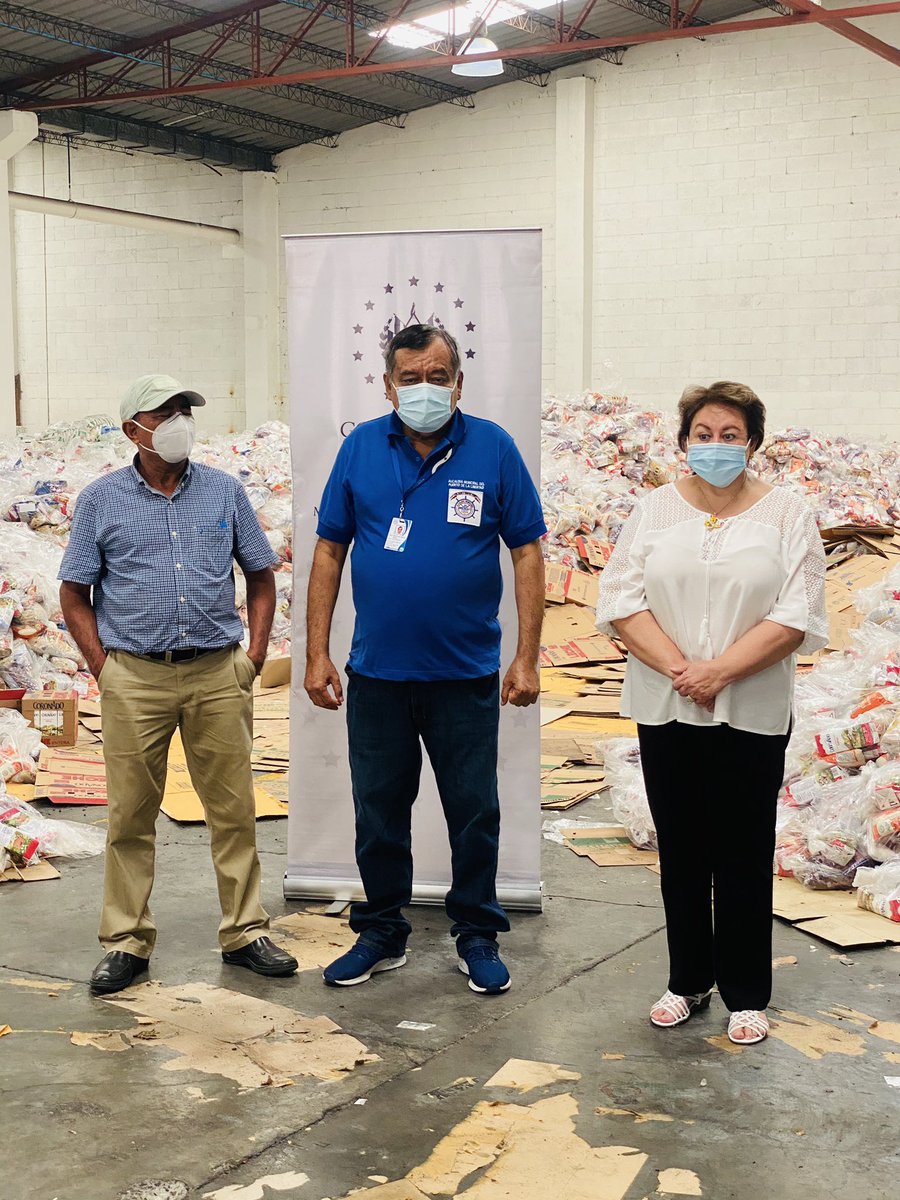 Cmigueljimenez's tweet photo. Recibiendo los paquetes alimenticios por parte del Gobierno de nuestro Presidente @nayibbukele, de manos del ministro @Anlikerinfante, los cuales serán distribuidos a la población más desprotegida de mi Municipio del Puerto de La Libertad. https://t.co/FqnwVCDMOh