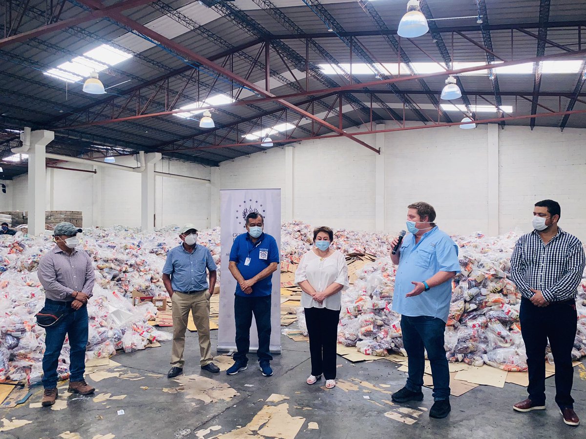 Cmigueljimenez's tweet photo. Recibiendo los paquetes alimenticios por parte del Gobierno de nuestro Presidente @nayibbukele, de manos del ministro @Anlikerinfante, los cuales serán distribuidos a la población más desprotegida de mi Municipio del Puerto de La Libertad. https://t.co/FqnwVCDMOh