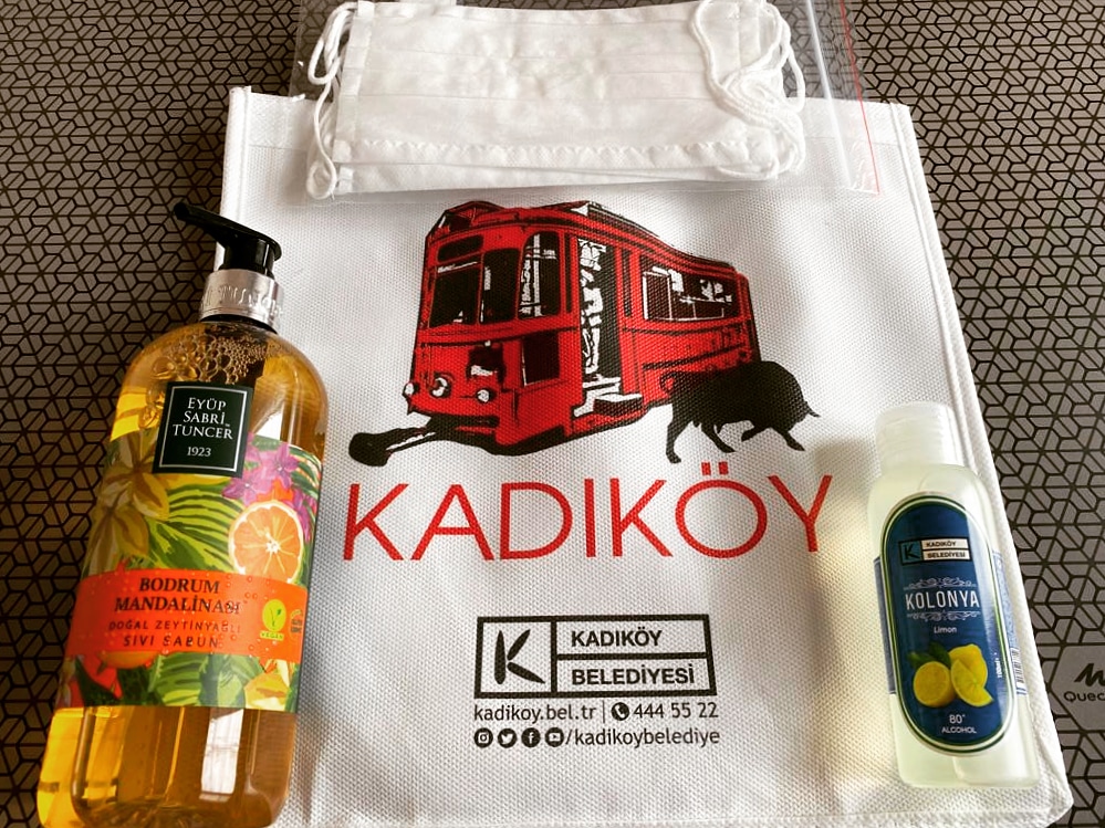 #vatandaşınhayrına
Zil çaldı sabah... Kadıköy Belediyesi'nden pırıl pırıl bir genç... "Sağlıklı günler!" dileyerek elindeki bez torbayı verdi. Baktım, fotoğraftaki hijyen seti var içinde... Kadıköylü olmak bir ayrıcalıktır! Teşekkürler <a href="/kadikoybelediye/">Kadıköy Belediyesi</a> 👍