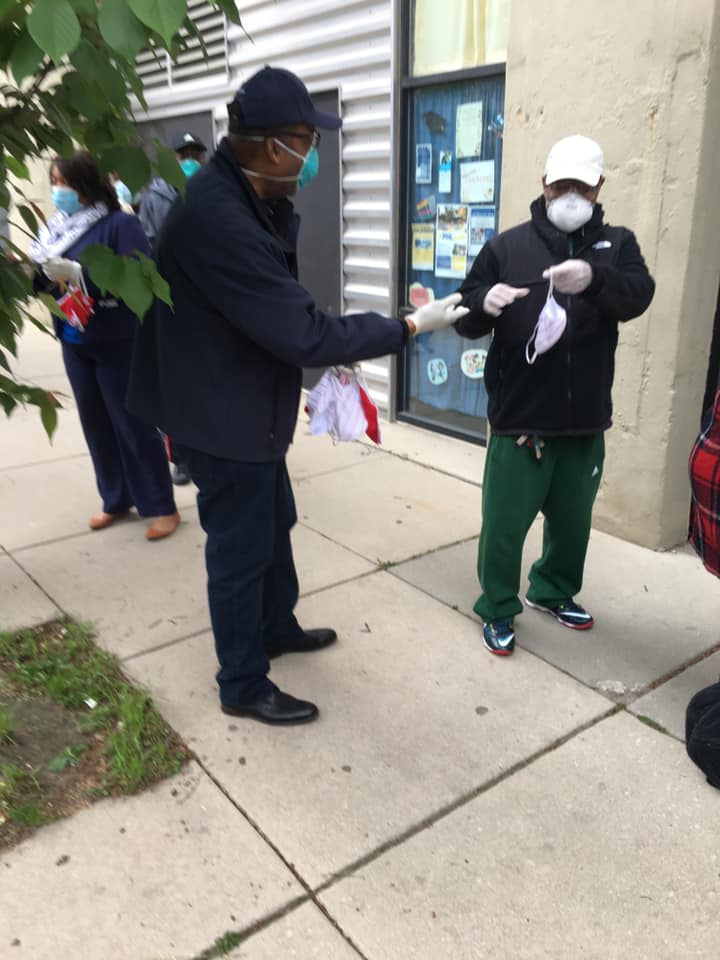 Darrell_Clarke's tweet image. Chilly but productive morning out at the Brewerytown CDC food distribution site giving out food and #reusablemasks to our community with @CouncilwomanKGR and @RepDonnaBullock.