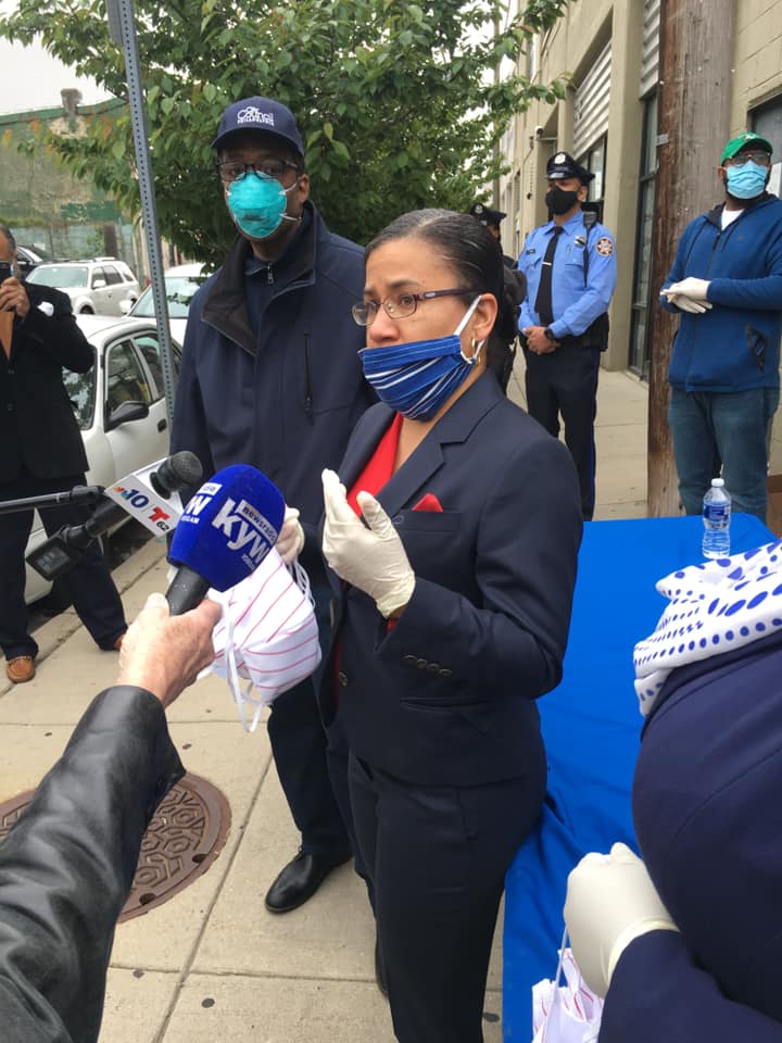 Darrell_Clarke's tweet image. Chilly but productive morning out at the Brewerytown CDC food distribution site giving out food and #reusablemasks to our community with @CouncilwomanKGR and @RepDonnaBullock.