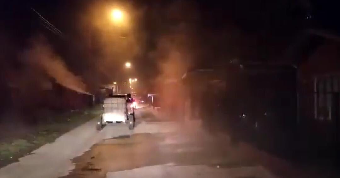 munipuertomontt's tweet photo. Personal Delegación Alerce junto a Dirección Medioambiente, Aseo y Ornato sanitizaron para bajar la carga viral, las poblaciones Volcán Calbuco, Portal Alerce 1, 2, 3; Colonos Alerce 1 y 2; Villa Lahuen y Navegando el Futuro 1. 

#PuertoMontt
#Prevencion
#Coronavirus https://t.co/VM0W16Vxn3