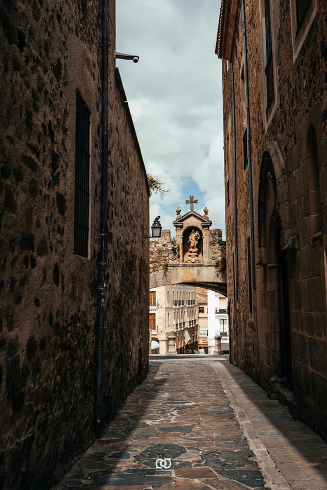 samfdez_'s tweet photo. Me gustaría recordaros/enseñaros como ha estado Cáceres estos días tan vacía, tan bonita.  

Ha sido todo un regalo haber podido hacer estas fotografías. 

@TOOMANYFLASH @Ayto_Caceres 

 #diariodeunfotografo #alumnoflash https://t.co/nsEeO8dPcp