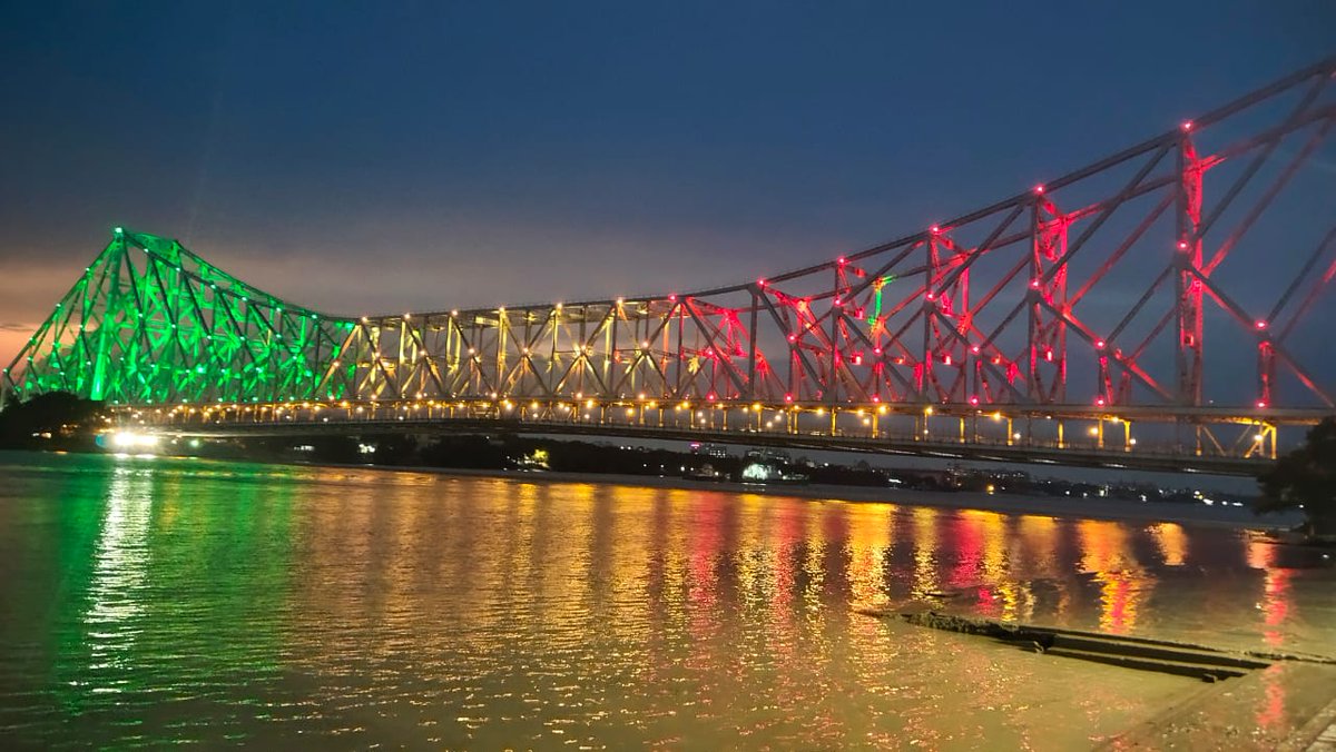 SMPort_Kolkata's tweet photo. "From Darkness to light"

Thank you #CoronaWarriors. 

Message of hope from @kopt_port thro spl lighting of Rabindra setu (red and orange will turn into green) on the eve of 159th birth anniversary of Gurudev #RabindranathTagore.

#IndiaFightsCorona
@shipmin_india 
@PIB_ShipMin https://t.co/t4O3geW6ZP