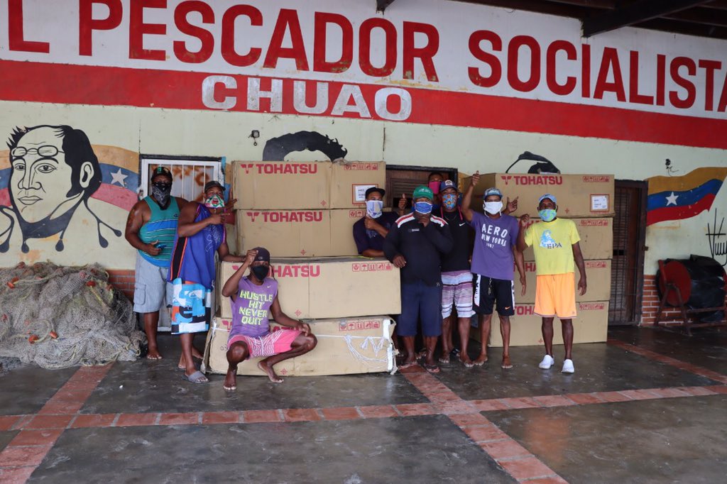UNoticias's tweet photo. Asociación de pescadores de Chuao “Los Compas” reciben un envío del presidente @NicolasMaduro. 10 motores de 40 HP para lanchas, 50 chalecos salvavidas y 10 cajas de anzuelos. https://t.co/hIWhqr811W
