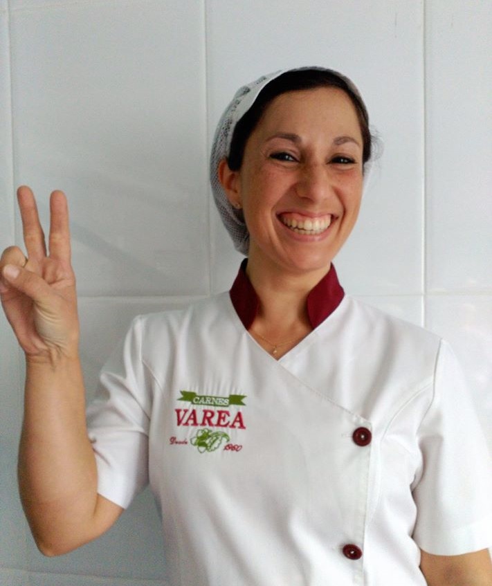 vareacarnes's tweet photo. En estos momentos, en los que cada persona tiene su victoria personal y la valora cada día, nosotros destacamos una que nos hace seguir. El poder ver al equipo más unido que nunca. Así lo muestra nuestra compañera Vicky, a quien tampoco le falta la alegría. #Valencia https://t.co/dMJcyRLJpR