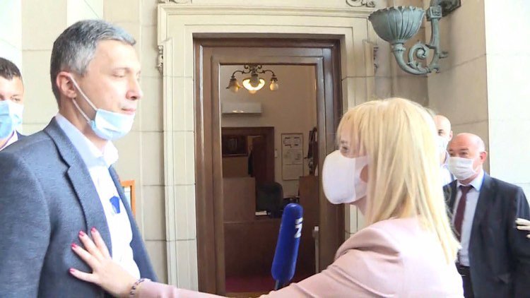 BoskoObradovic's tweet photo. Кад озбиљна жена има нешто да каже онда станеш мирно и пажљиво је слушаш! Хвала @zaklina_prva и @N1infoBG што су дали прилику да се чује и друга страна. Ту прилику никада нисам добио на режимским медијима. Ово данас нису били инциденти већ одбрана Устава, закона и демократије! https://t.co/ScmsRCjOCQ