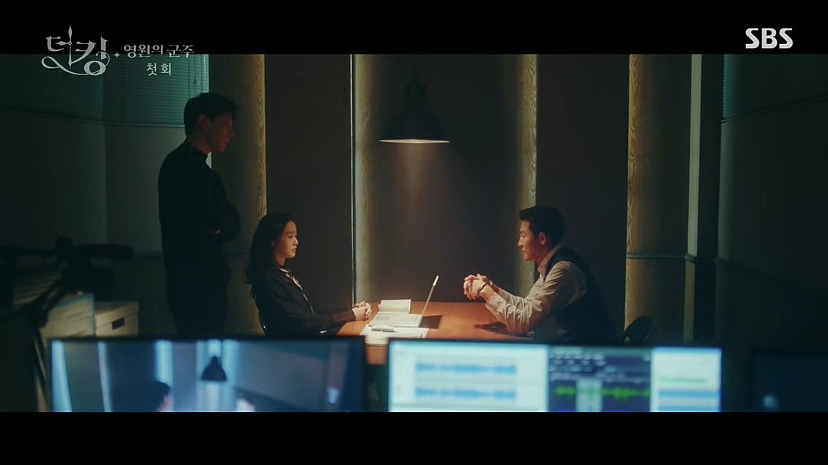 I think, Lee Lim was the murderer in the case Tae Eul investigate. Because in eps 1 Lee Lim interrogated by Tae Eul in 2020, but in the current drama now it is still Nov 2019. Lee Lim always paints with red paints. The paint came from the blood of each victim that was his killed.