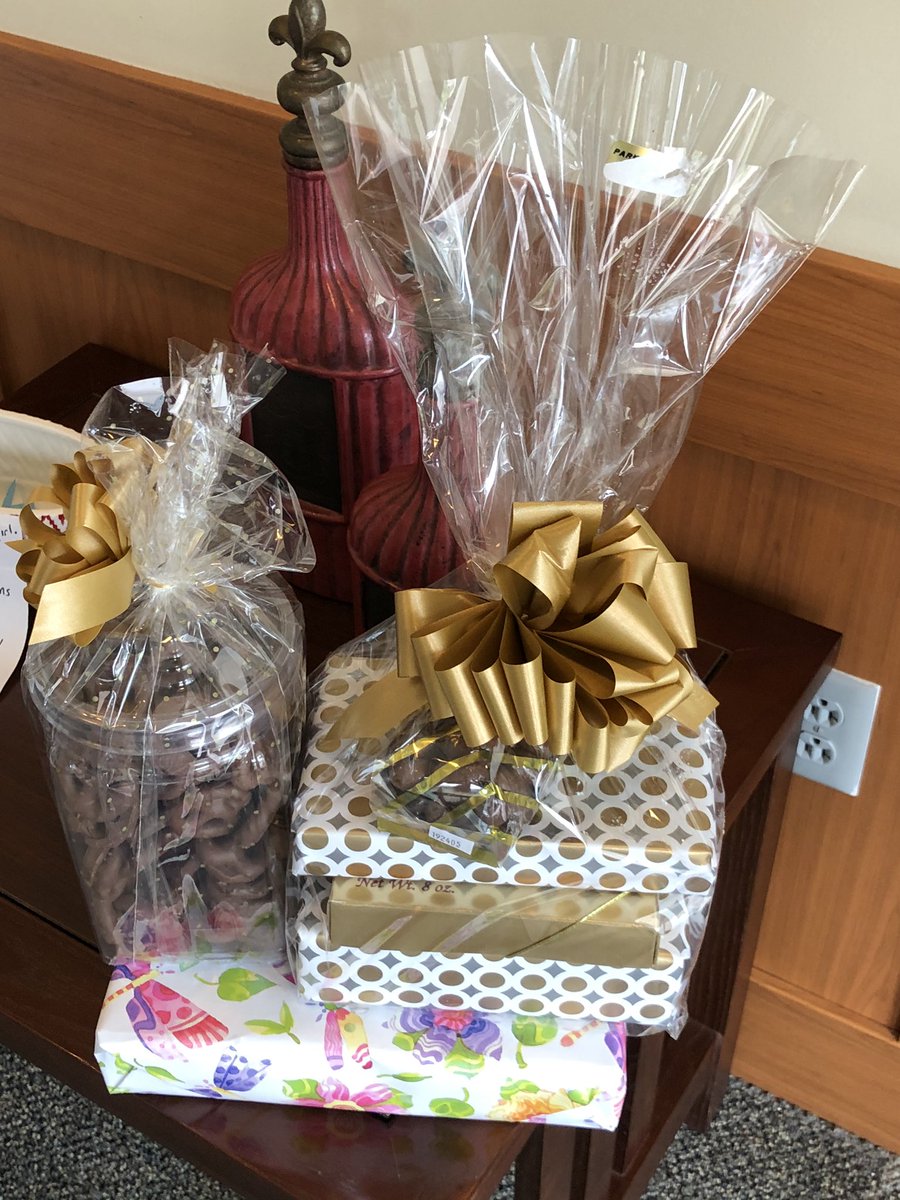 Dropped off a bunch of goodies to Hospice of Buffalo to thank our nurses and First Responders.  Made their day!  Thank you AT&amp;T for your continued generosity.  <a href="/DennisJFosterJR/">Dennis Foster</a> <a href="/DFraser0107/">Don Fraser</a> <a href="/m_p_oliveira/">Michael Oliveira</a> <a href="/Dhali_Ahmed/">Ahmed Dhali</a> @CamisBUFF <a href="/TonyD_ATT/">Tony Doran</a>