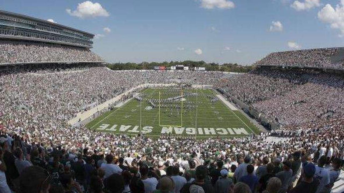 Seating capacity of Spartan Stadium, home to Michigan State University: 75,005.Estimated deaths for  #coronavirus in the United States, per Johns Hopkins University: 76,032.  #COVID19