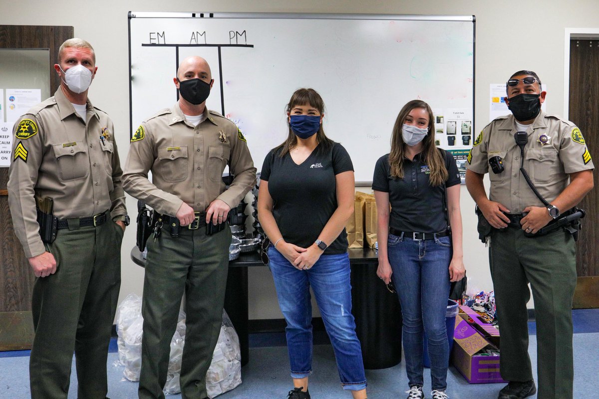 santaclarita's tweet photo. Yesterday, City staff provided lunch for the deputies at our local Sheriff’s Station to show our appreciation for everything they do to keep our community safe! Thank you!! 🚓❤️ #heartsforheroes #thankyou #scvsheriff #community @SCVSHERIFF https://t.co/pGQlriGvqg