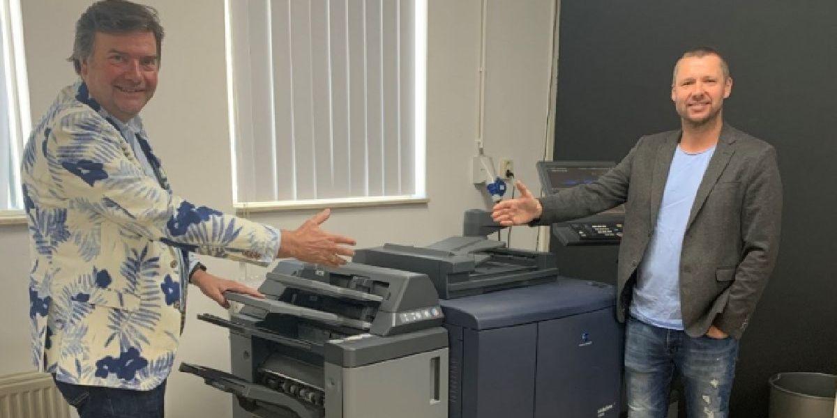 🔊 Heb je het al gehoord? Eurodruk in Zwaag kiest opnieuw voor Konica Minolta. Na acht jaar trouwe dienst neemt eigenaar Boudewijn Maas afscheid van zijn #bizhub #C6000 en investeert in een #AccurioPress #C3070. Je leest het volledige artikel hier 👉 km.social/gXp