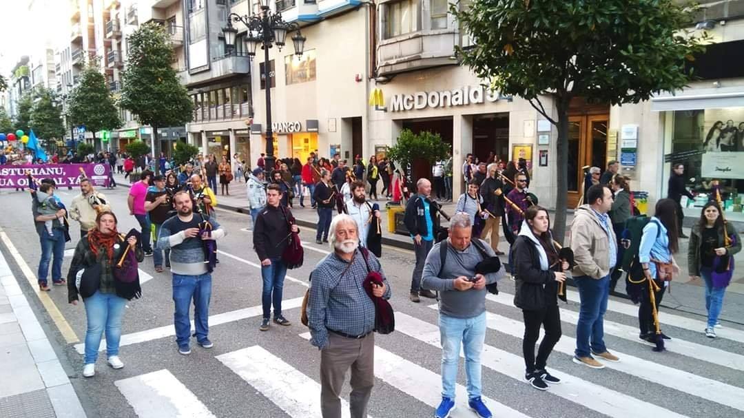 LaKadarma's tweet photo. Nós siempre tamos. La defensa de la llingua y cultura asturiana ta, igual que na inmensa mayoría de les bandes de gaites del país, nos nuestros estatutos como asociación cultural.Pero tamién ye una responsabilidá cívica, social y democrática pa nós.#Oficialidá #Yotuvi #SemeyaMani https://t.co/ytbSpNVGEL