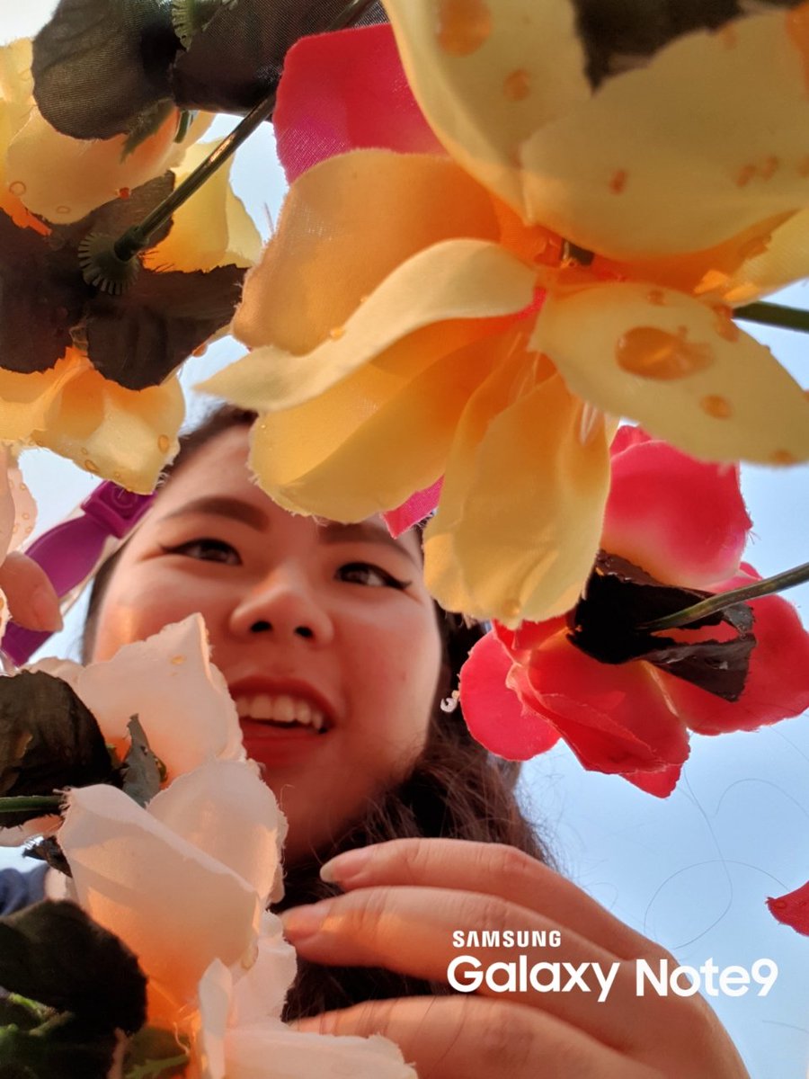 manda__berry's tweet photo. @samsungID @radenrauf #FoundWithGalaxy Show Palm Shooting Methods 🖐. Sebenarnya sudah lama pakai keluarga @samsung_id tapi baru sadar, ke mana saja selama ini. #DiRumahaja jadi bisa belajar banyak tanpa disengaja👌.
 #GalaxyS20 #WithGalaxy #FoundWithGalaxy https://t.co/XmCN7op8dd
