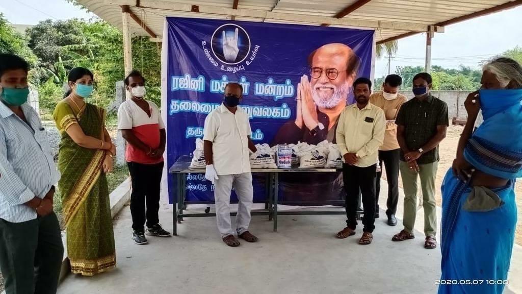 RmmYouthGuild's tweet photo. தருமபுரி மாவட்ட ரஜினி மக்கள் மன்றத்தின் சார்பில் நேற்று A.கொல்லஹள்ளி அருகில் உள்ள கொட்டாமேடு பகுதியில் கொரோனா ஊரடங்கால் அன்றாட வாழ்க்கை பாதிக்கப்பட்ட மக்களுக்கு அரிசி மற்றும் அத்தியாவசியப் பொருட்கள் வழங்கப்பட்டது.
#RMM 
#SocialActivitiesbyRMM 
#RMMforthepeople
#RMMYouthGuild https://t.co/Dcw01YvStE