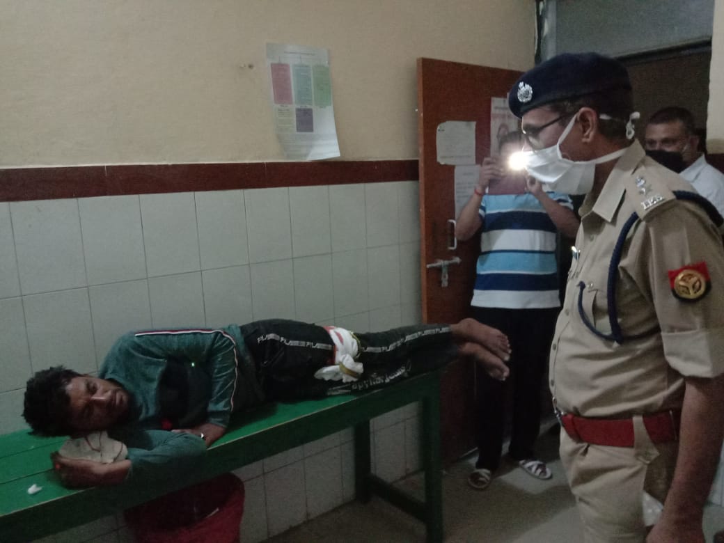 bahraichpolice's tweet image. #SpBahraich डॉ0 विपिन कुमार मिश्र के निर्देशन में 25 हजार का इनामिया अभियुक्त सहित 02 शातिर अभियुक्त थाना कैसरगंज पुलिस द्वारा मुठभेड़ में गिरफ्तार,मुठभेड़ के दौरान पैर में गोली लगने से हुए घायल। #crackdownupp @Uppolice @AdgGkr @digdevipatan