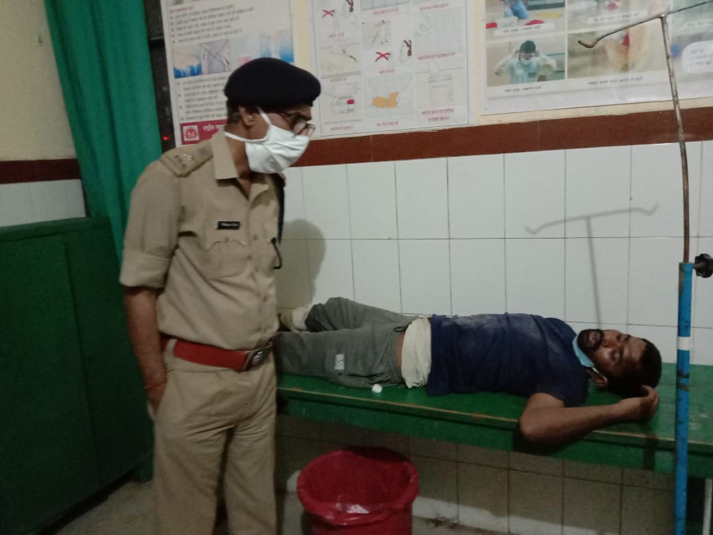 bahraichpolice's tweet image. #SpBahraich डॉ0 विपिन कुमार मिश्र के निर्देशन में 25 हजार का इनामिया अभियुक्त सहित 02 शातिर अभियुक्त थाना कैसरगंज पुलिस द्वारा मुठभेड़ में गिरफ्तार,मुठभेड़ के दौरान पैर में गोली लगने से हुए घायल। #crackdownupp @Uppolice @AdgGkr @digdevipatan