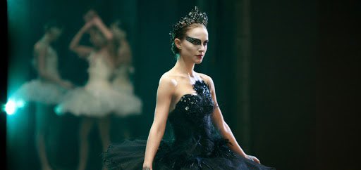 29 - Black Swan (2010) Darren AronofskyIl y a une ambiance vraiment glauque dans ce film contrastant avec la beauté de l’univers de la danse. La mise en scène et la musique sont magnifiques. Natalie Portman y est prodigieuse et nous entraîne dans ce Lac des Cygnes