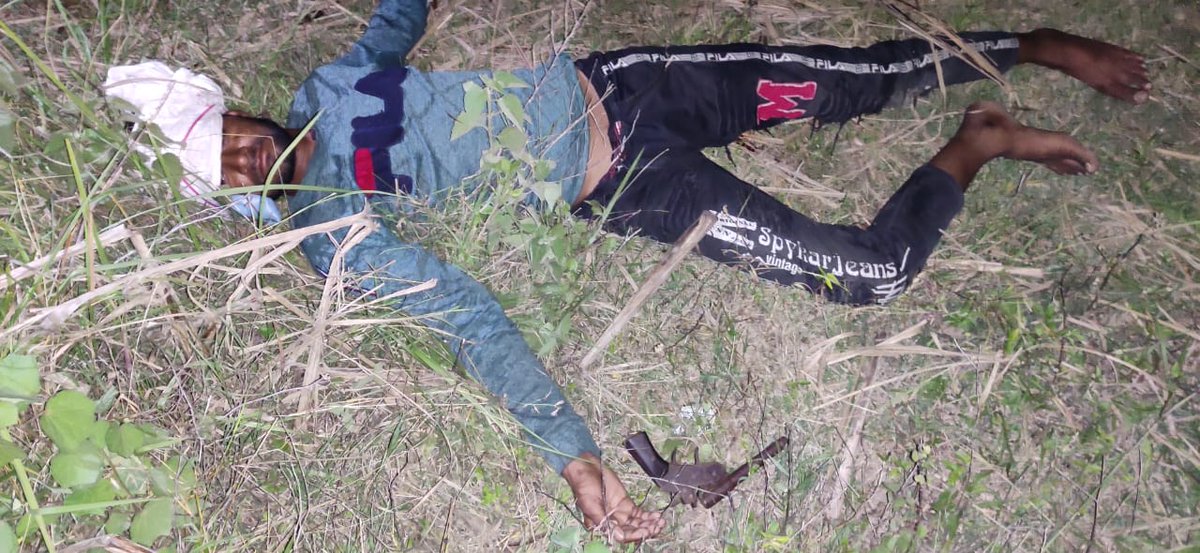 bahraichpolice's tweet image. #SpBahraich डॉ0 विपिन कुमार मिश्र के निर्देशन में 25 हजार का इनामिया अभियुक्त सहित 02 शातिर अभियुक्त थाना कैसरगंज पुलिस द्वारा मुठभेड़ में गिरफ्तार,मुठभेड़ के दौरान पैर में गोली लगने से हुए घायल। #crackdownupp @Uppolice @AdgGkr @digdevipatan