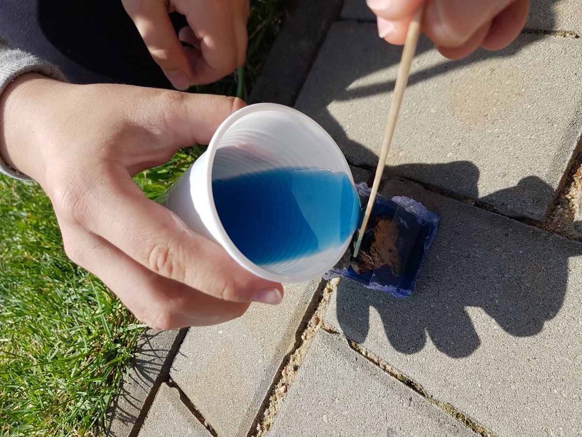 petrpulpan's tweet photo. Resin casting with #kids:
attempt #1 - #bubbleseverywhere :) https://t.co/7czbldZQLB