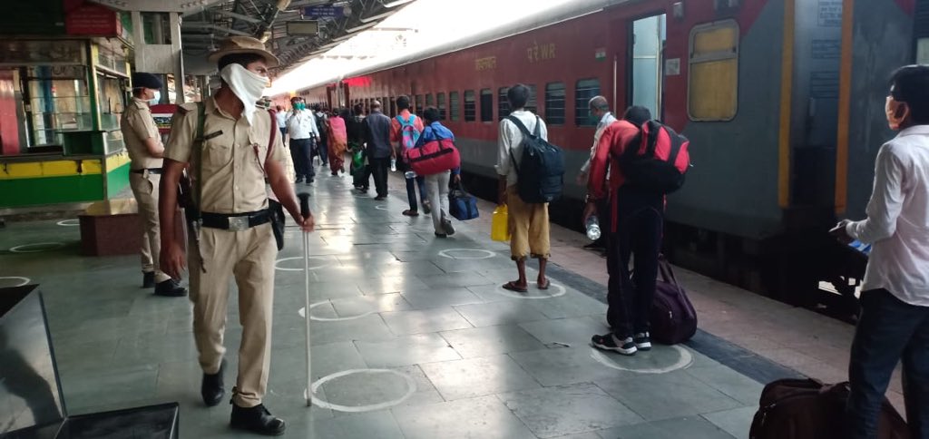 ArchaChaudhary's tweet photo. Over 8.4k people transported safely to Bihar &amp; Jharkhand from Surat back to back and many more to go  by @ajaychaudhary_ and his team from SBJST surat who’ve worked 24*7 with excellent coordination. So proud to be his daughter. #Themaninyellow #MyTwitterdebut https://t.co/QYlLwzmKSh