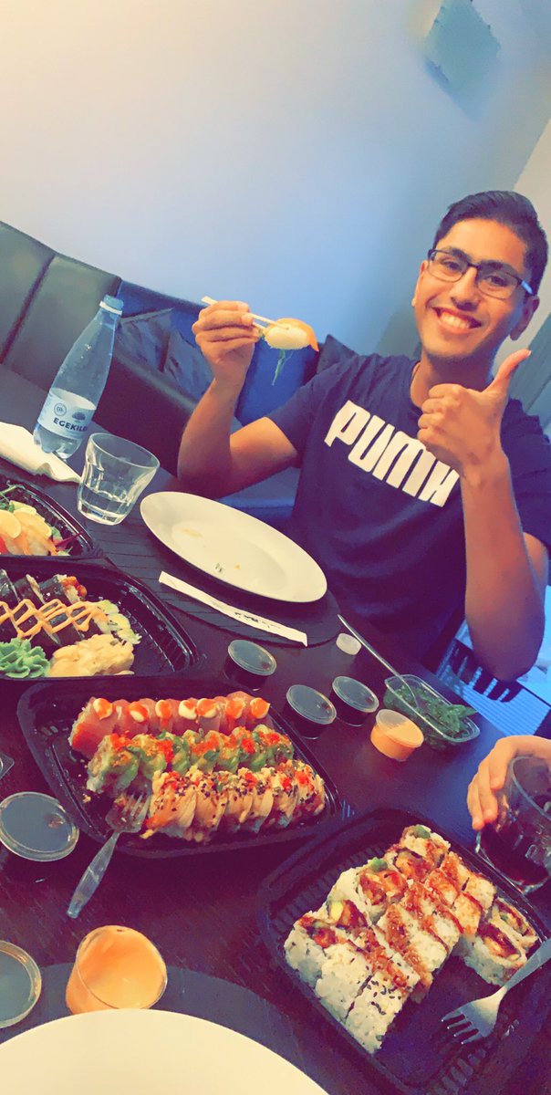 kamransarwar's tweet photo. Hva så?
Bryder I så Jeres muslimfaste med muslimmad?
Ja. Vi spiser kun halal.
#Ældstesøn hos min søster i aftes.
Der stod den på hans yndlings sushi.
🎣 🐠 🐟🍣#RamaDanmark https://t.co/i7MQiazBJG