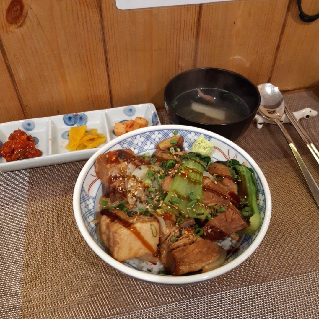 lieraii's tweet photo. 요즘 돼지처럼 사는 중 스트레스는 술과 먹는걸로 풀어야해 먹느라 바빠서 사진은 대충 찍는다 맛있는거 알려줘어엉어어어어어엉 https://t.co/EM98THbmAV