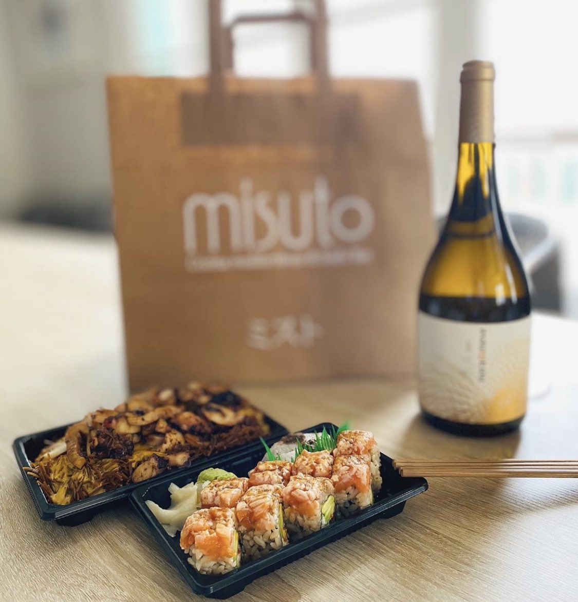 Recuerda que puedes hacer tu pedido y recogerlo!! También te lo llevamos a casa🍣🏠 #misutoencasa #sushiencasa #restaurante #misuto #malaga #pedregalejo #cocina #yummi #food #sushi